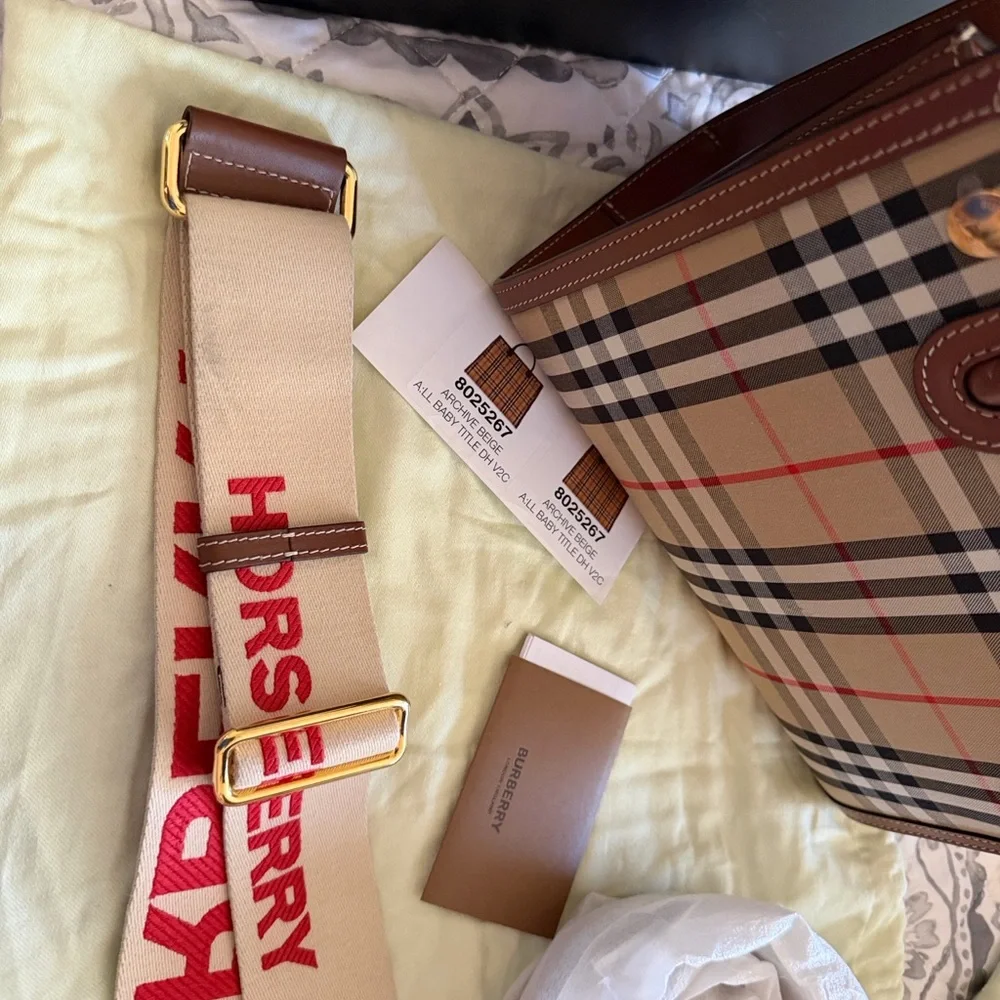 Burberry archive beige all baby tittle handbag. - Picture 14 of 15